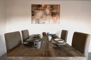 Monteur-Ferien Apartment bis 4 Personen mit Balkon, Grill, Smart-TV, NETFLIX, Küche