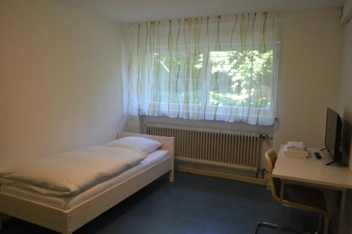 Monteurenwohnung im Untergeschoss mit Tageslicht