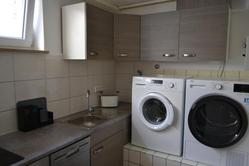 Monteurenwohnung im Untergeschoss mit Tageslicht