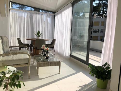 Appartement montfleury, 2 terrasses, 2 chambres , 2 sdb , pkg privé piscine, 10 min walk to Croisette beach and Palais des festivals Cannes france