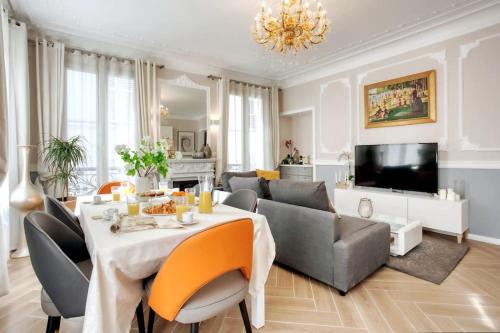 MONTORGUEIL Appart Haussmanien rénové Clim Ascen