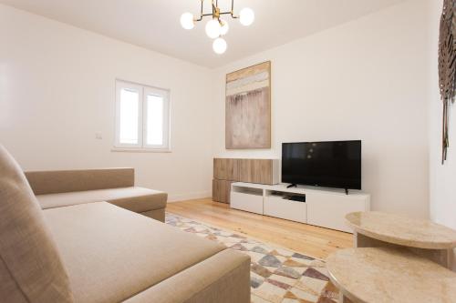 Mouraria Blue Three-Bedroom Apartment w/ Parking - by LU Holidays