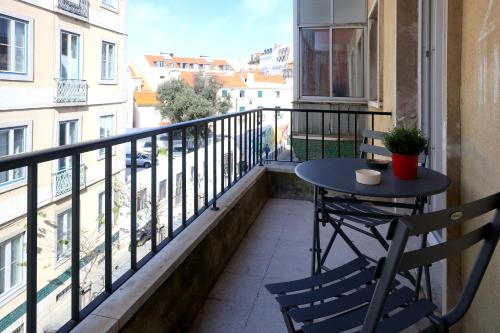 Mouraria House Central and Quiet with a Balcony