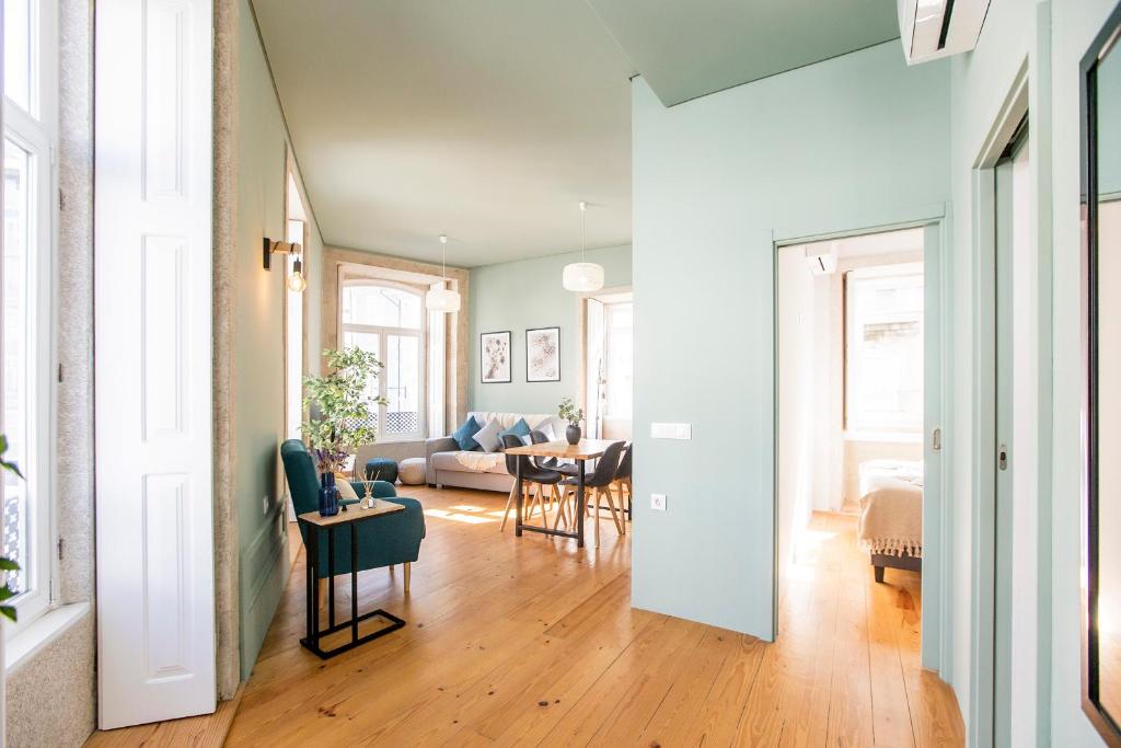 Mouzinho Darling 1BR w/ AC in City Center by LovelyStay 94 Rua de Mouzinho da Silveira 3º Frt, 4050-553 Porto