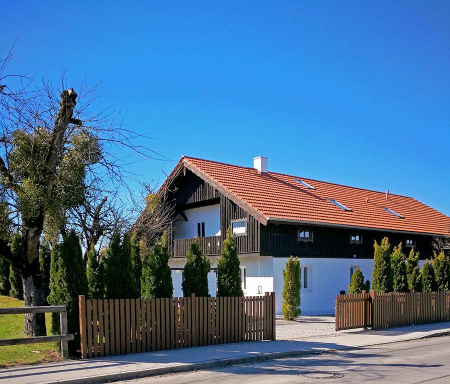 Münsing Nähe Starnberger See, schöne Ferienwohnung, Gästewohnung 125qm EG und OG KONTAKTFREI Hauptstr. 46, 82541 Münsing