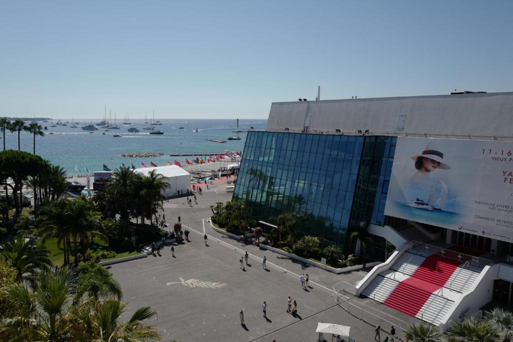 Appartement MyAgent vue mer face au palais-croisette congres-plages 6 boulevard de la croisette 06400 Cannes