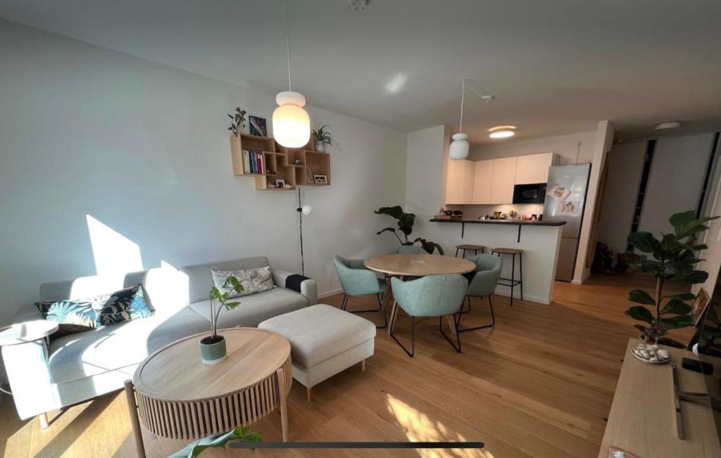 Appartement Nähe Messe: Zentrale Wohnung mit Balkon und Loggia 18 Weilburger Straße 60326 Francfort-sur-le-Main