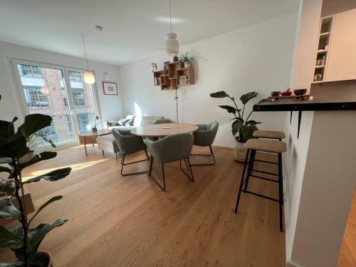 Nähe Messe: Zentrale Wohnung mit Balkon und Loggia