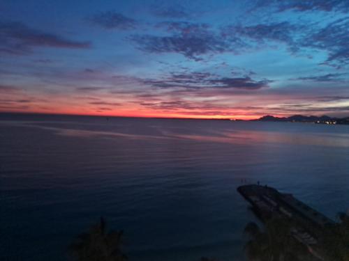 NEPTUNIA FRONT BEACH JUAN LES PINS