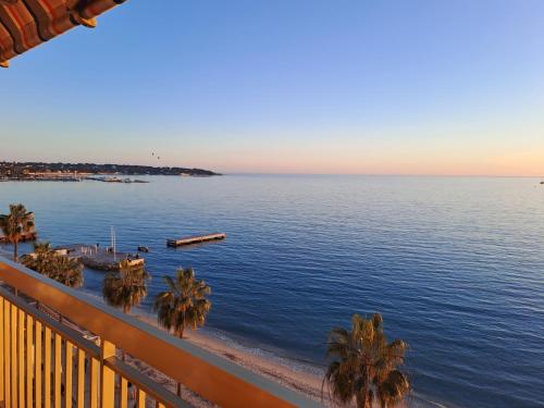 Appartement NEPTUNIA FRONT BEACH JUAN LES PINS 31 Avenue l'Estérel 06160 Juan-les-Pins Provence-Alpes-Côte d\'Azur