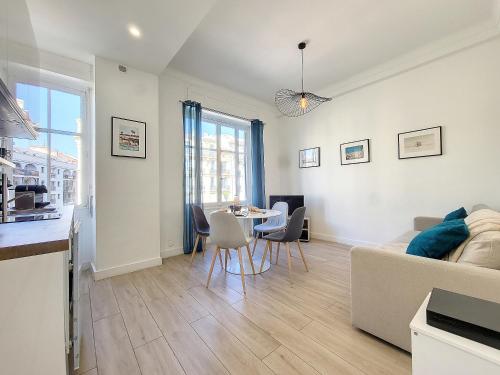 Nestor&Jeeves - BLEU BUFFA - Central - Very close sea and pedestrian street