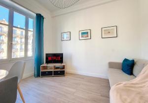 Nestor&Jeeves - BLEU BUFFA - Central - Very close sea and pedestrian street