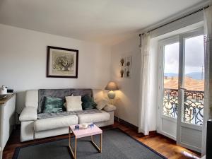 Nestor&Jeeves - CHAISE BLEUE - Central - Very close sea