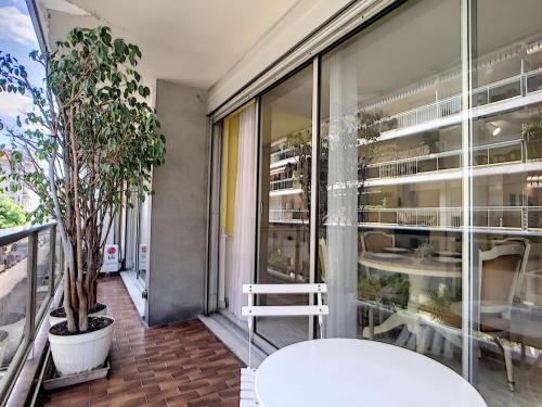 Nestor&Jeeves - DEBUSSY TERRASSE - Central - By shopping area