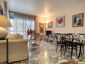 Nestor&Jeeves - LE PARNASSE TERRASSE - Central - By shopping area