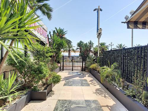 Nestor&Jeeves - SQUARE PROMENADE - Central - Direct access sea