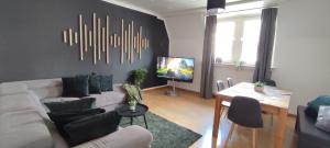 Neu: Modernes Apartment / 74m2 / 2 Schlafz + Netflix