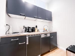 Neu renovierte Wohnung mit modernem Bad, Küche, Waschmaschine und Trockner