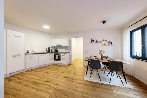 Neubau Business-/Ferienappartement mit zwei Zimmern, Küche, Balkon, PKW-Stellplatz