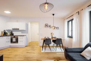 Neubau Business-/Ferienappartement mit zwei Zimmern, Küche, Balkon, PKW-Stellplatz