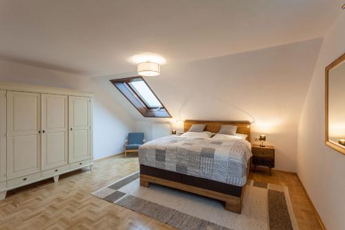 Neue 97,5 qm Ferienwohnung, Balkon und Parkplatz
