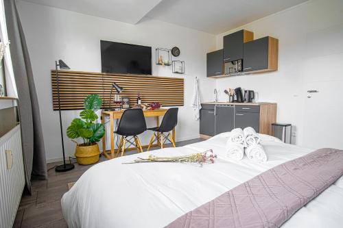 Neues Apartment mit Aufzug, Schreibtisch und kostenlosen Parkplatz