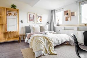 Neues Apartment mit Aufzug, Schreibtisch und kostenlosen Parkplatz
