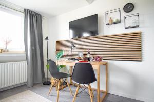 Neues Apartment mit Aufzug, Schreibtisch und kostenlosen Parkplatz