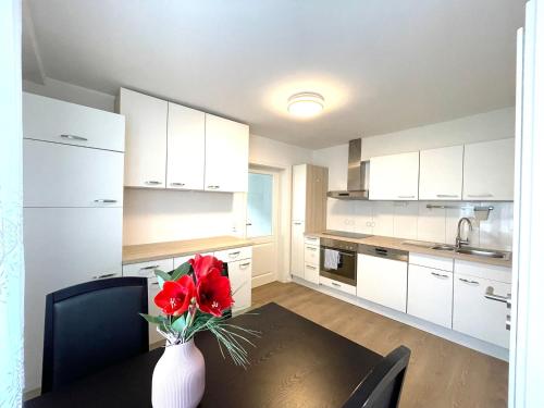Neues, stillvoll eingerichtetes Apartment mit Wintergarten und Terrasse