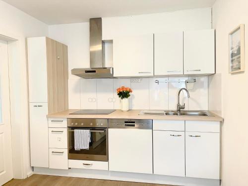 Neues, stillvoll eingerichtetes Apartment mit Wintergarten und Terrasse