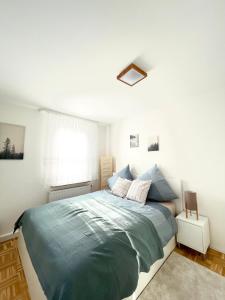 Neues, stillvoll eingerichtetes Apartment mit Wintergarten und Terrasse