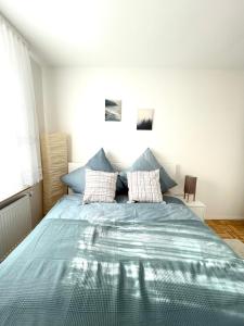 Neues, stillvoll eingerichtetes Apartment mit Wintergarten und Terrasse