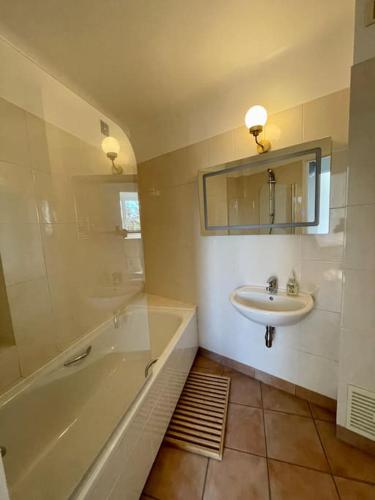 New 2 bedroom apartment to visit Paris