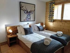 New 3 beds, terrace, superb views, pool & sauna