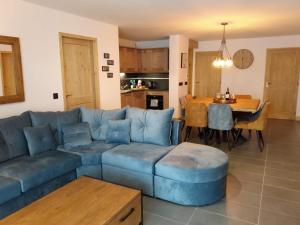 New 3 beds, terrace, superb views, pool & sauna