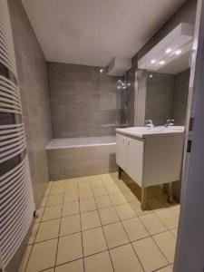 NEW APPARTEMENT DE CHARME, POUTRES APPARENTE, VUE PETITE VENISE, PARKING