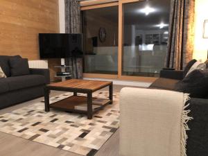 *NEW* Bellevue D’Oz Ski In Ski Out Luxury Apartment (8-10 Guests)