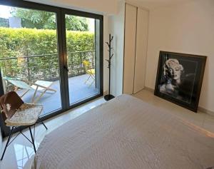 NEW Modern 1BR Apt/Terrace/Parking/Beside Beach