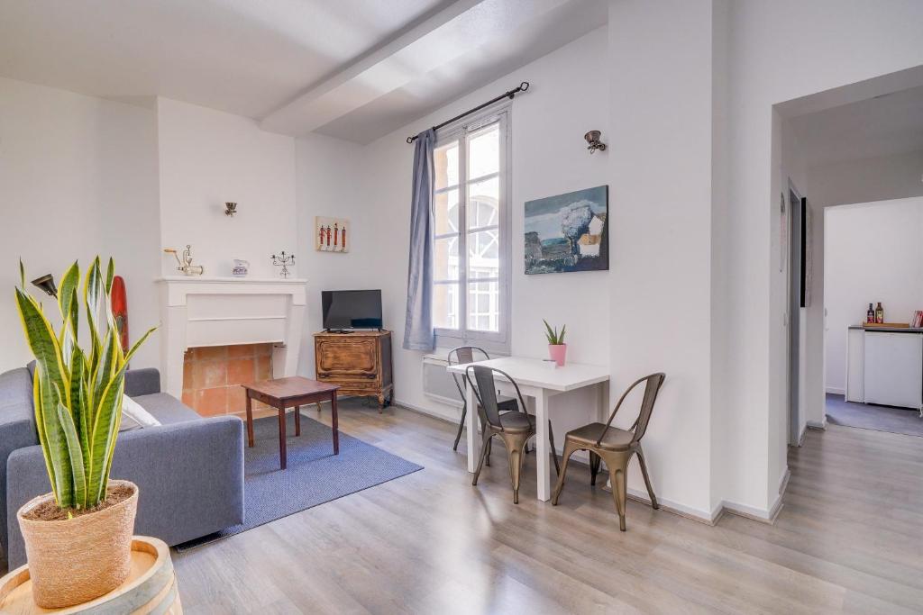 New Stunning 4 Bdrs Apt, With AC – Le Marais