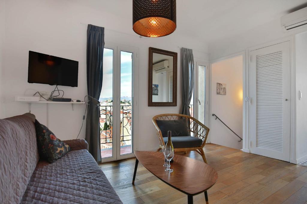 Newly Renovated Apt/2 Terraces/Sea+Mountain Views 4 Impasse de l'Orme, 06600 Antibes