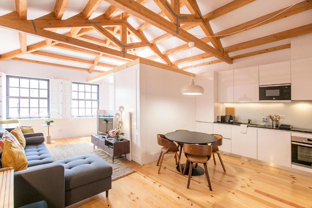 Appartement Newly Renovated Cozy Central Loft w/ AC by LovelyStay 89 Rua das Flores 4.1 4050-266 Porto