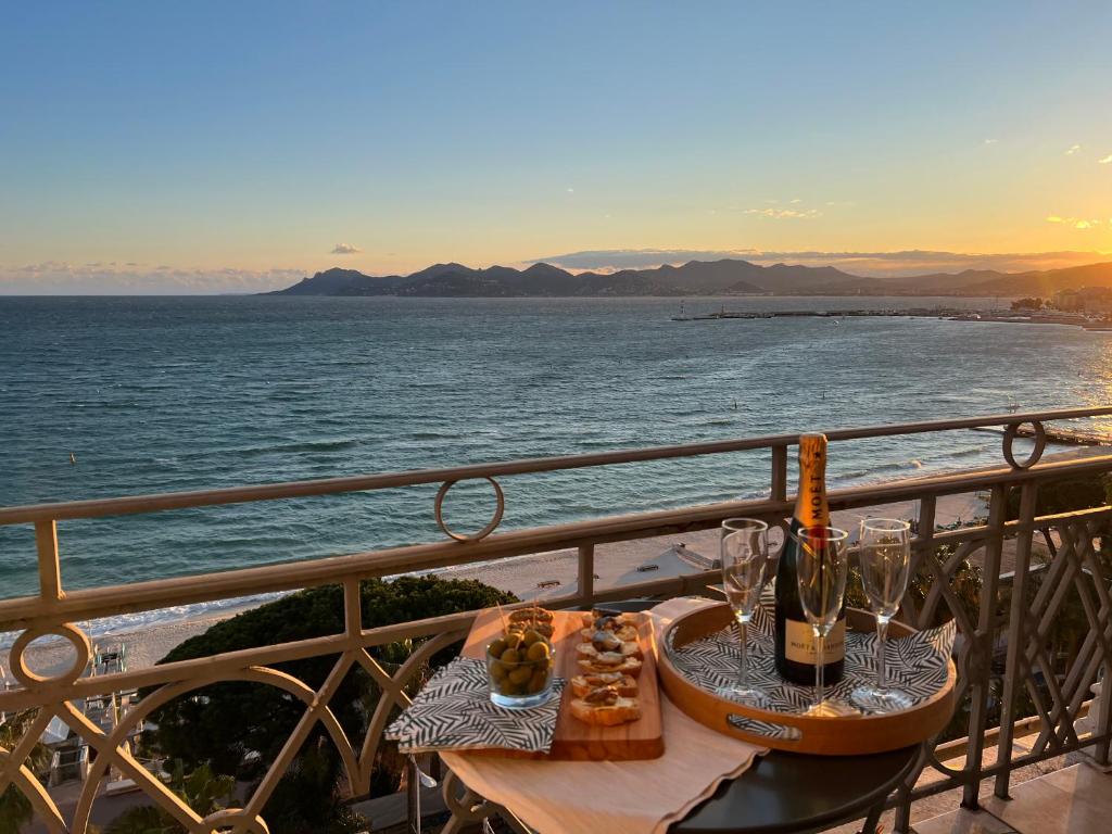 Newly renovated: Sea-front Croisette, top-floor 65 Boulevard de la Croisette, 06400 Cannes