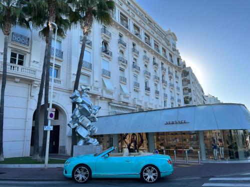 Newly renovated: Sea-front Croisette, top-floor