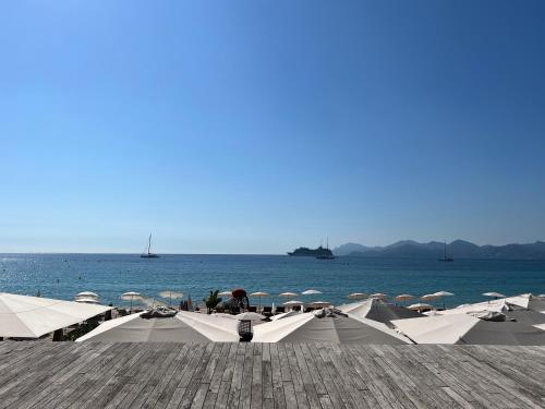 Newly renovated: Sea-front Croisette, top-floor