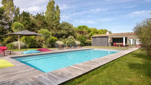 Next to the village square and a short walk to all the shops and cafes