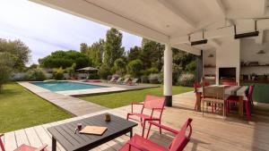 Next to the village square and a short walk to all the shops and cafes