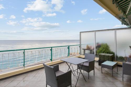 Nice 1br with terrace in front of the sea 1 min to Nice beach - Welkeys