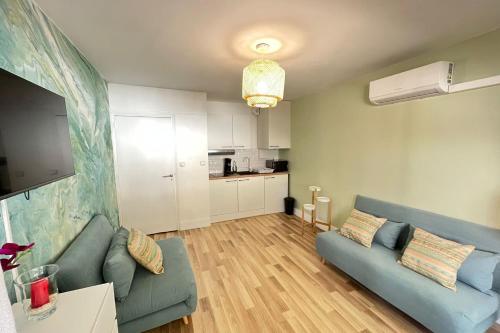 Nice 22m with Loggia near the sea