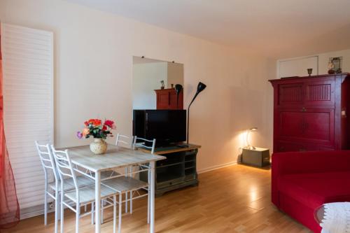 Nice 40m with balcony near Paris