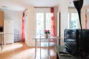 Nice 40m with balcony near Paris